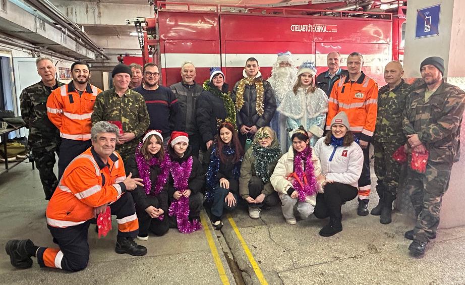 Полевские школьники поздравили заводских пожарных