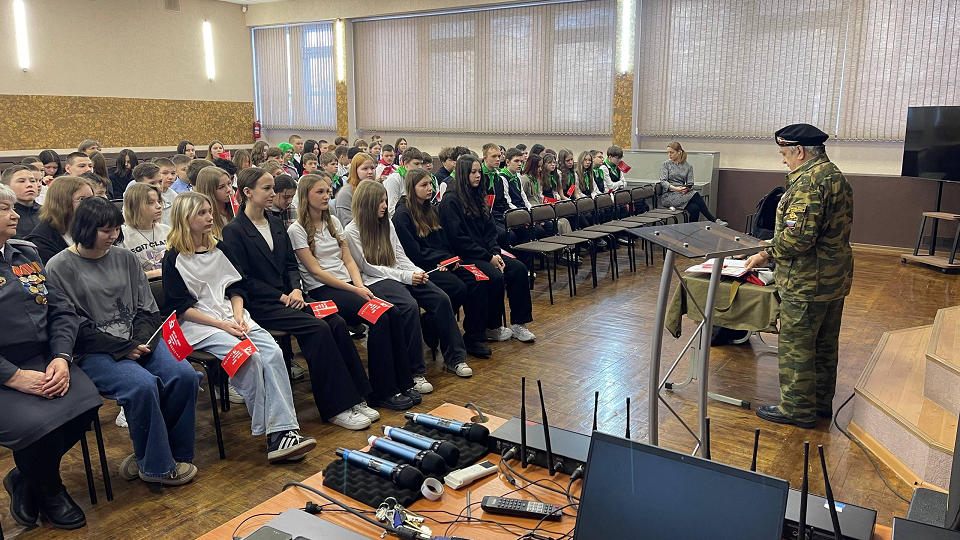 Для полевских школьников провели Урок мужества