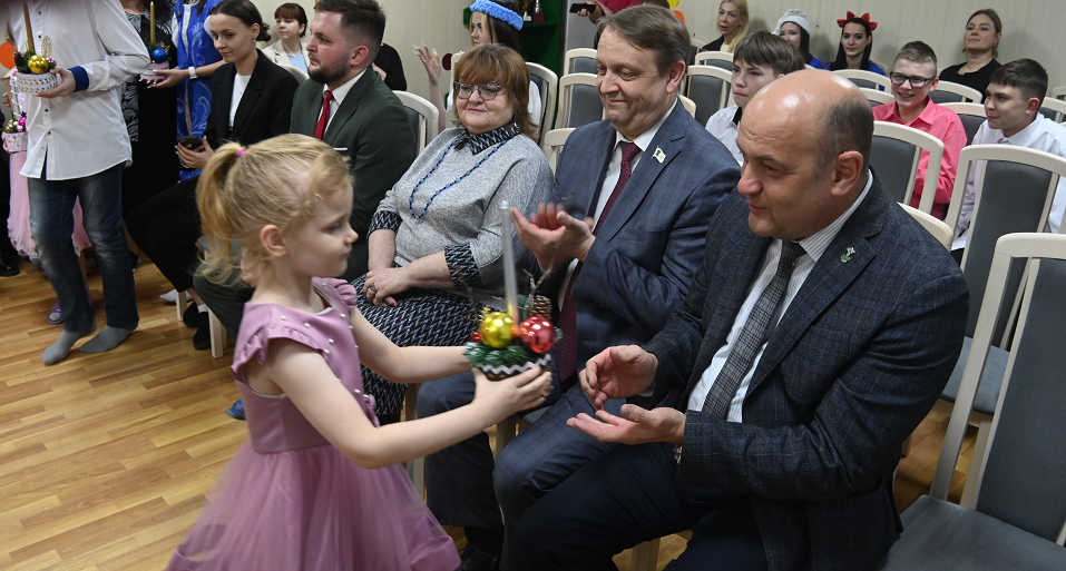 Первые лица Полевского поздравили детей-воспитанников КЦСОН