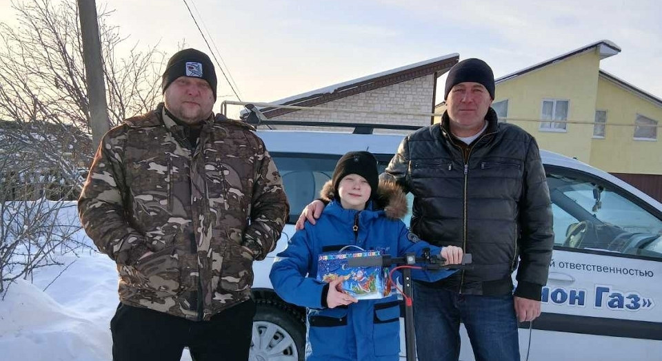 "Елка желаний" продолжает радовать юных полевчан