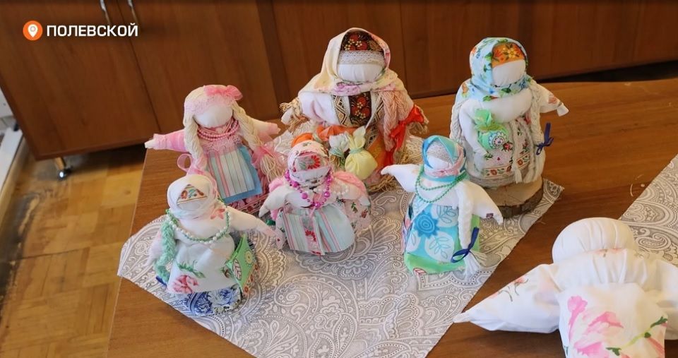 Как сотрудница трубопрокатного цеха СТЗ делает куклы-обереги