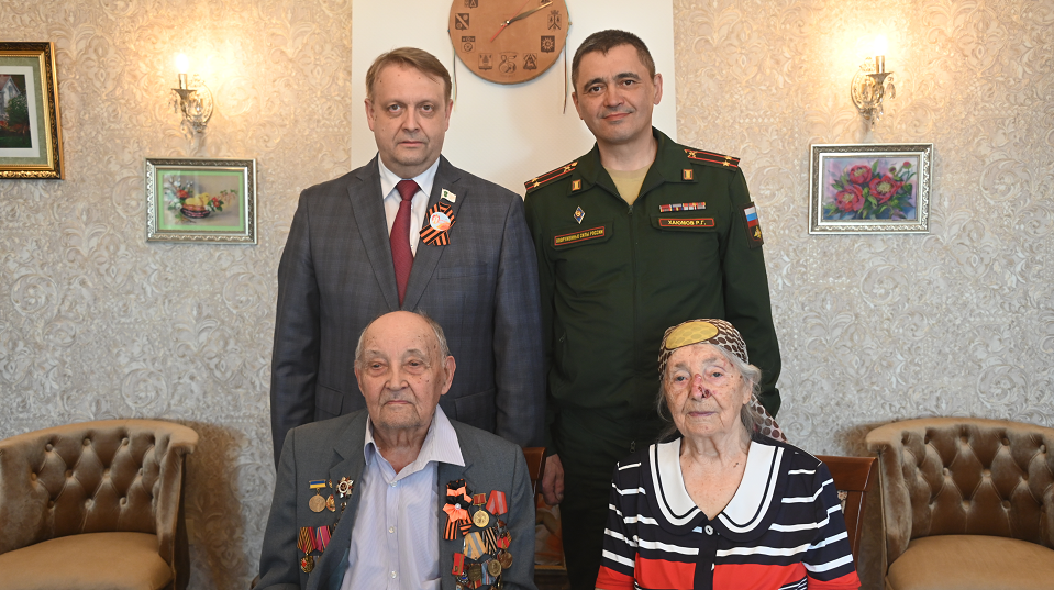 Представители властей поздравили двух ветеранов-долгожителей
