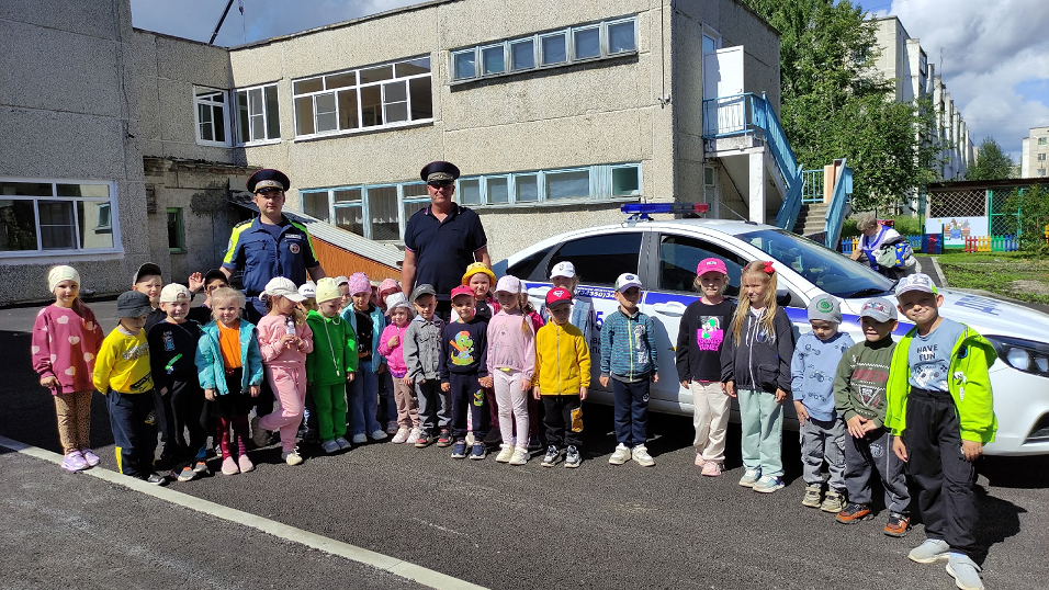 Маленькие "нептунята" встретились с автоинспекторами