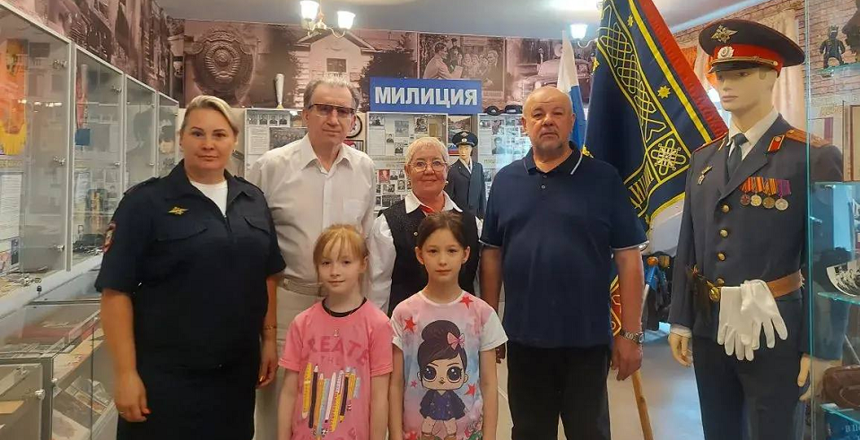 Полевские полицейские и ветераны милиции наградили талантливых девочек