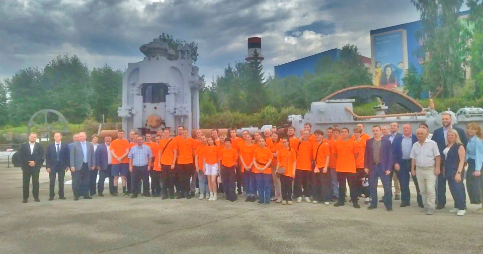 Полку молодых металлургов на СТЗ прибыло!