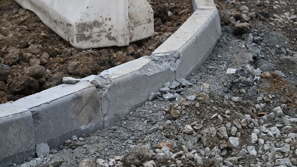 Уже пора менять... В ремонтируемом полевском дворе пострадал новый поребрик