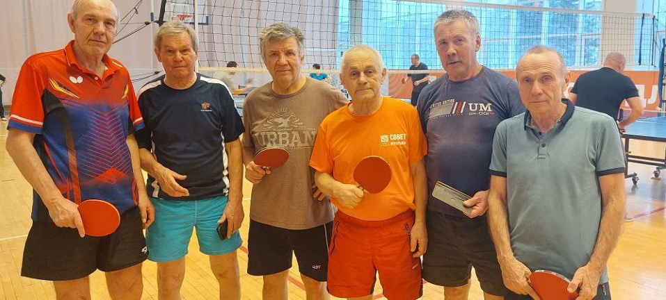 Команда ветеранов СТЗ показывает пример