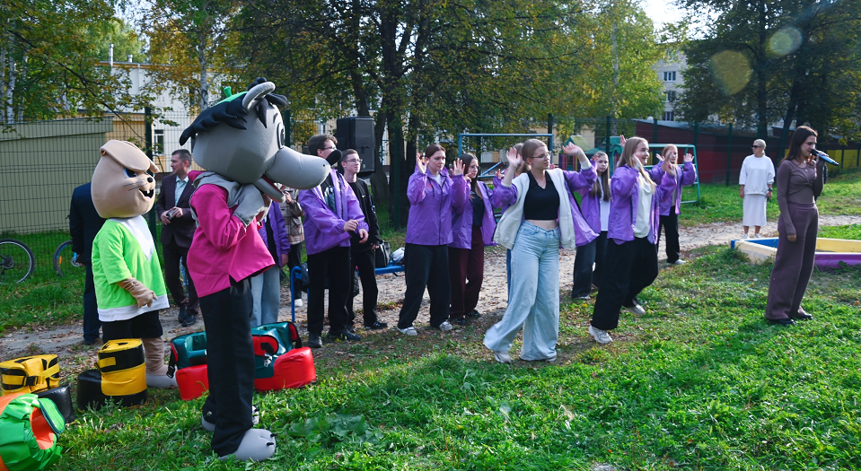 Заяц, Волк, дети и волонтеры. Праздник двора удался, продолжение следует!