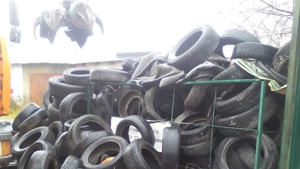 20 тонн отработанных автомобильных покрышек вывезли с улиц Полевского