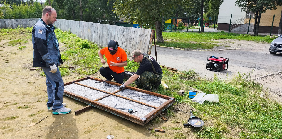 Полевская "Бригада" восстанавливает ялунинский корт 