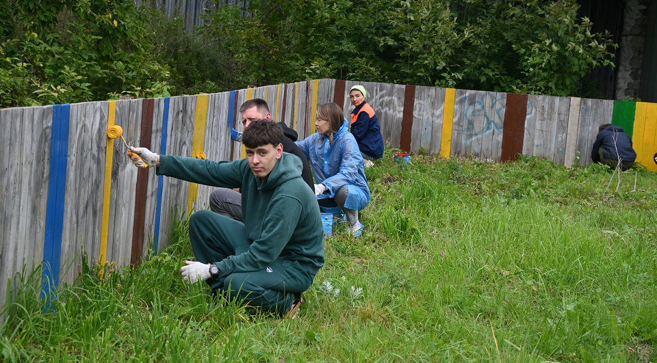 Активисты отремонтировали ялунинский корт 