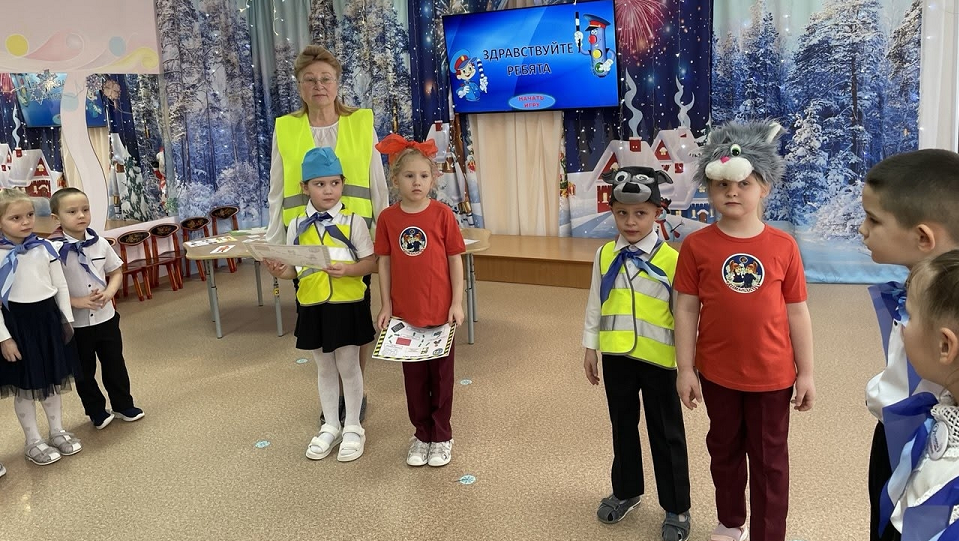 Юные инспектора движения и пожарные провели занятие с полевскими дошкольниками