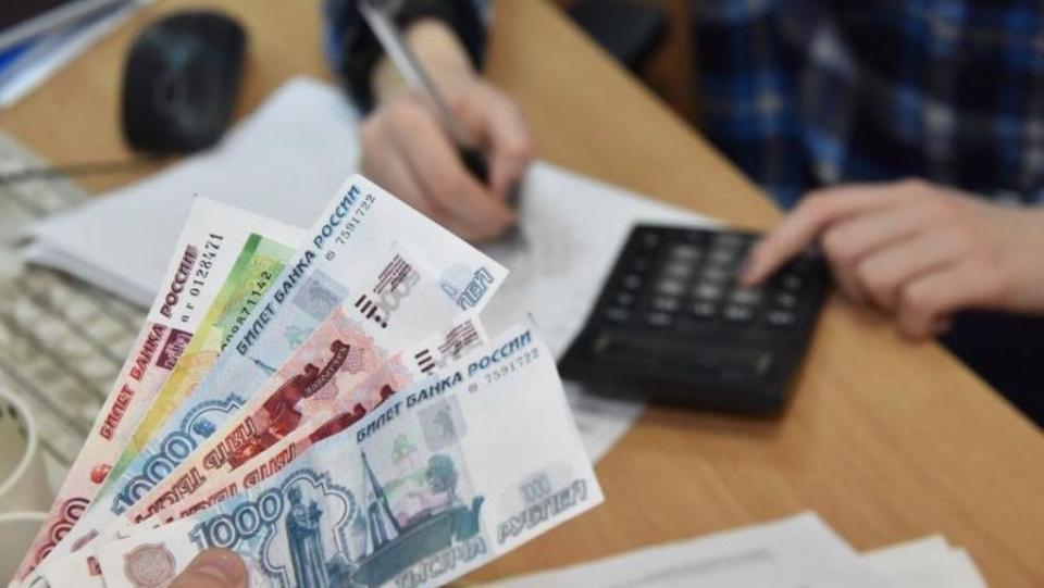 Уральским бюджетникам поднимут зарплаты с октября