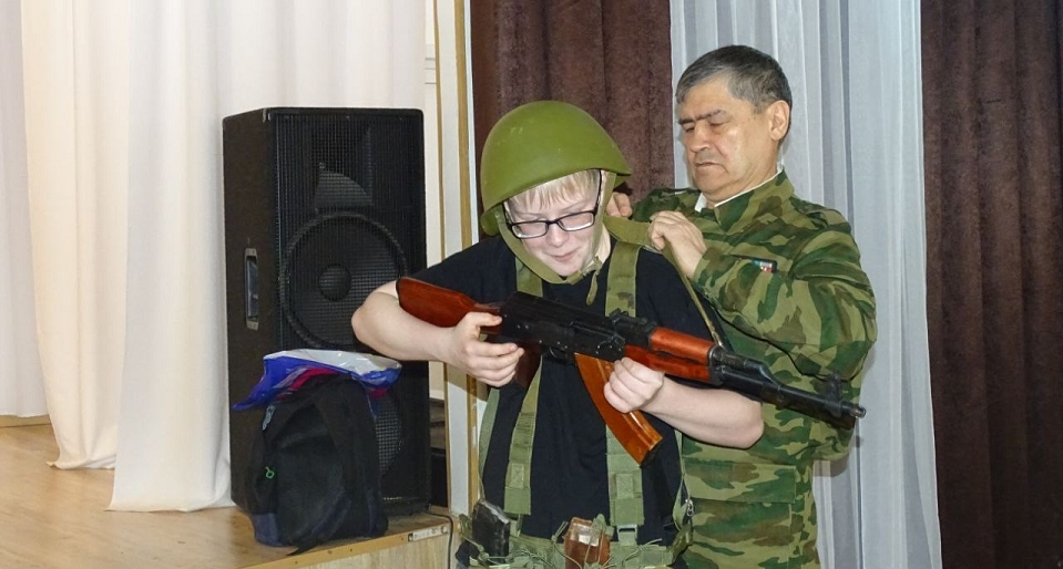 В полевскую школу принесли оружие. Ветераны провел "Урок мужества"