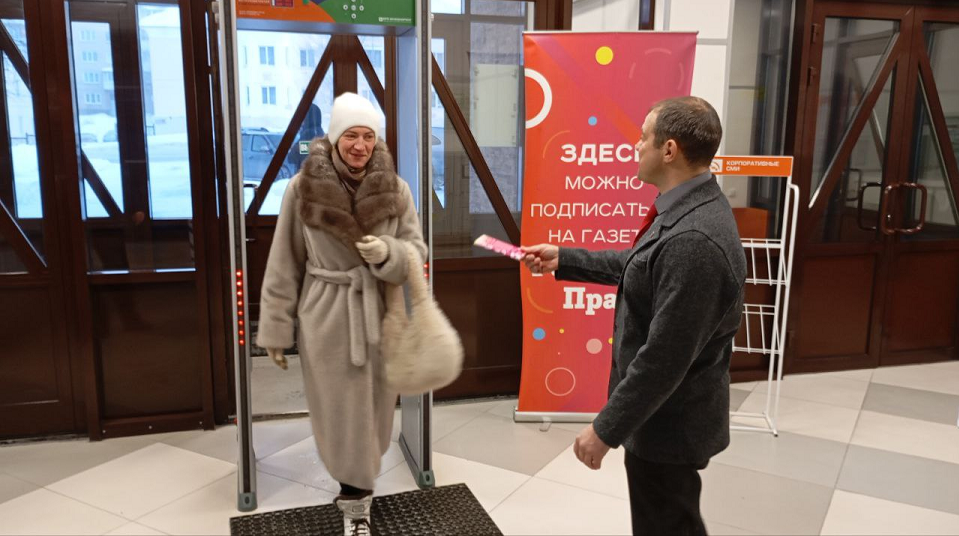 Работниц СТЗ поздравляют на проходных