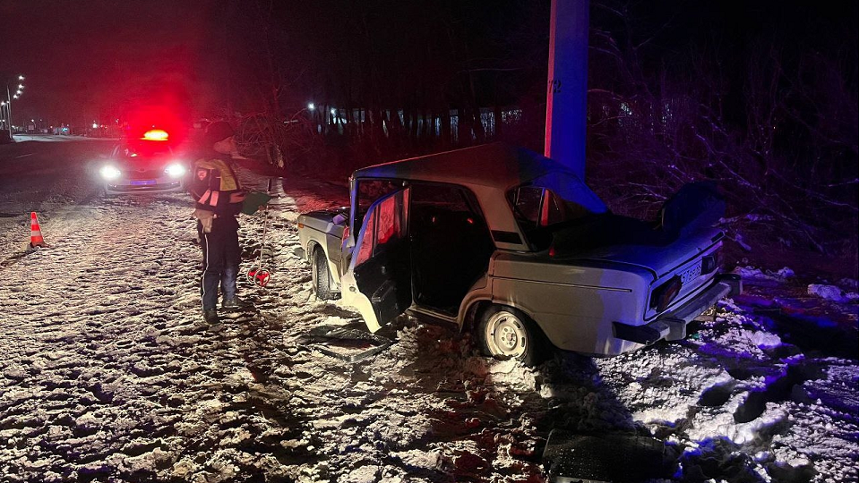 На Полевском тракте автомобиль с двумя парнями врезался в опору освещения