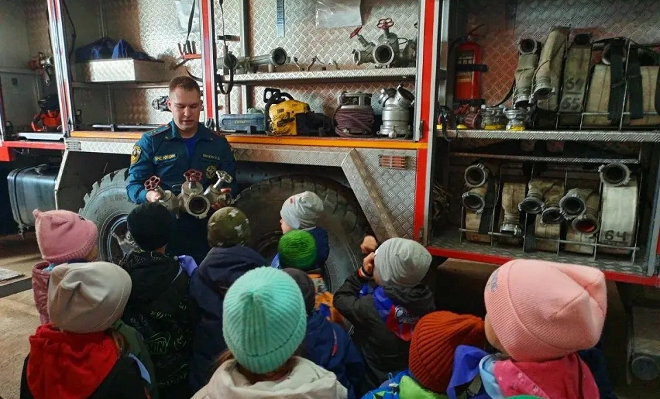 Маленькие полевчане пришли в гости к пожарным