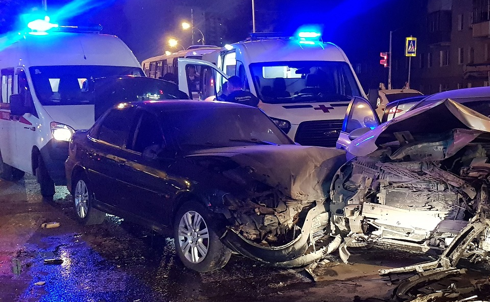 В районе Полевского тракта пострадали два человека