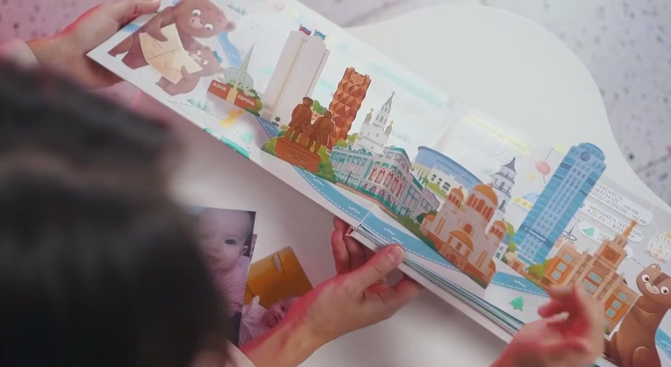 Новорожденным уральцам будут дарить специальный альбом по решению Дениса Паслера