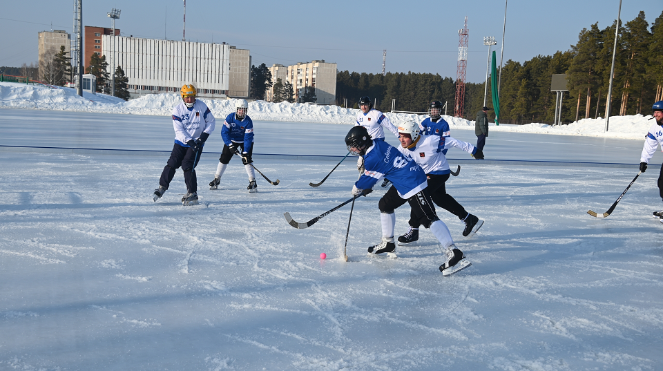 На СТЗ вновь сыграли товарищеский матч по хоккею с мячом