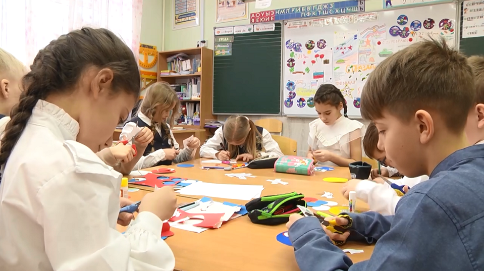 Подшефные школьники поздравляют электросталеплавильщиков СТЗ