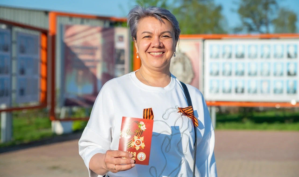 Как на СТЗ раздаавали Георгиевские ленты. Видео