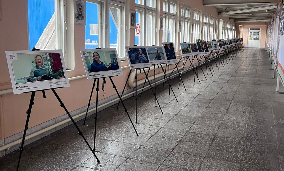 Выставка портретов заводчанок переехала в электросталеплавильный цех