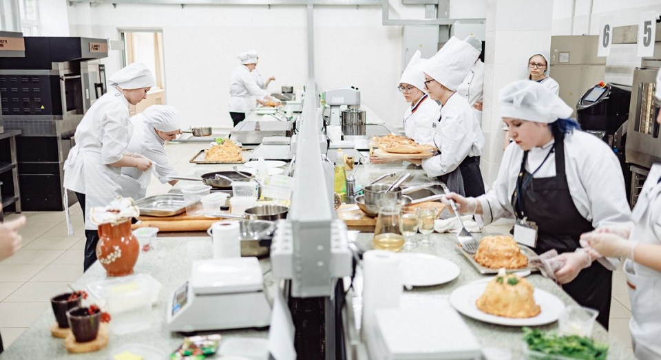 Полевчанка победила в конкурсе заводских поваров