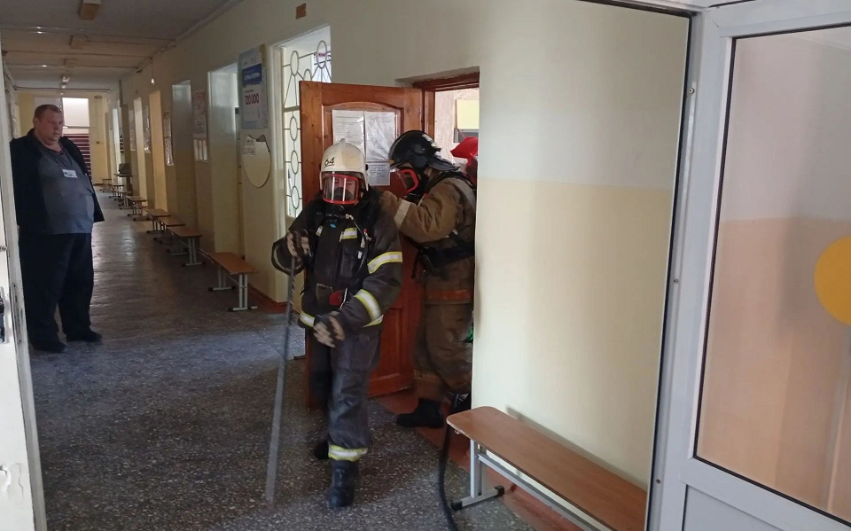 Полевские пожарные успешно спасли школу от условного огня и отработали эвакуацию за считанные минуты