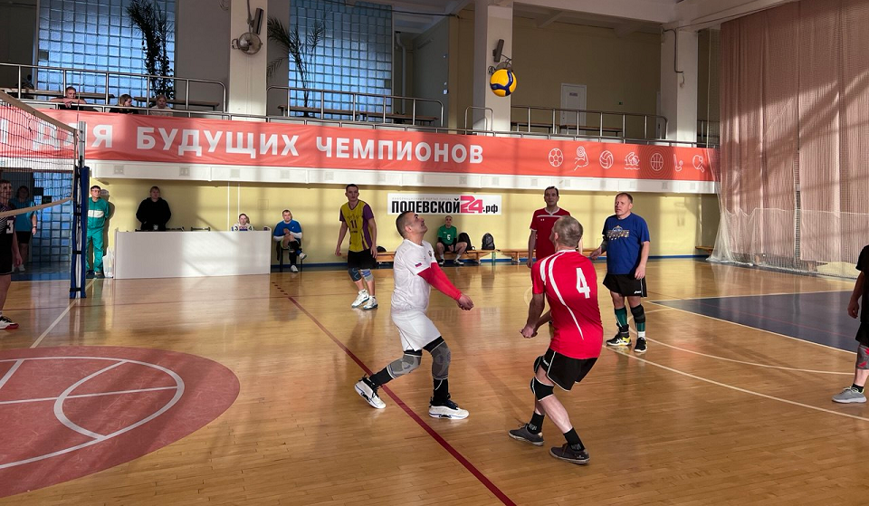 Сталеплавильщики СТЗ провели предновогодний волейбольный турнир