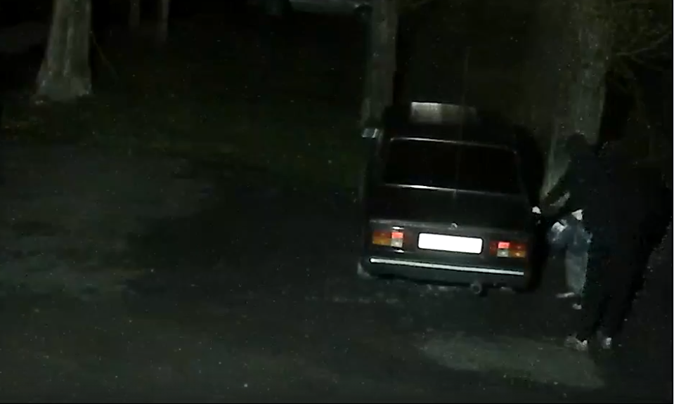 В полевских дворах вновь начали воровать бензин из автомобилей по ночам