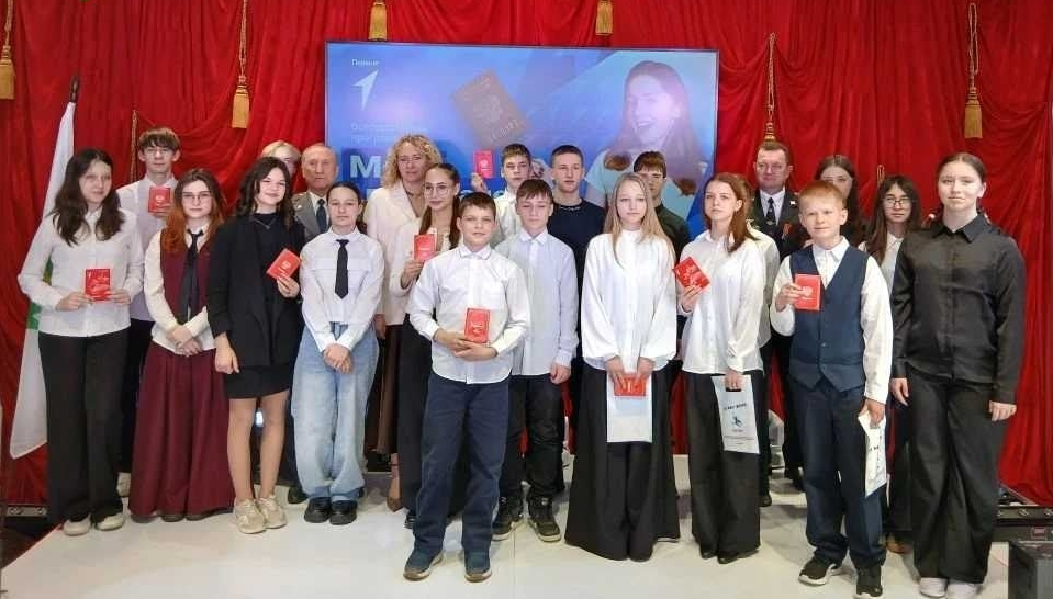 Из рук героев СВО. Полевские подростки получают паспорта