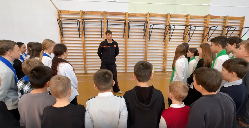 Юные футболисты из полевской школы встретились с игроком "Урала"