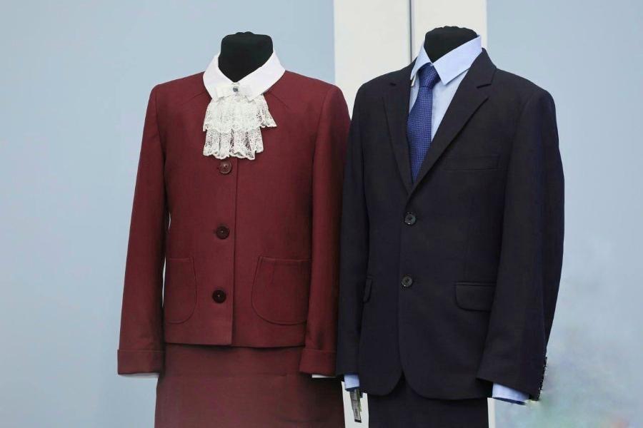 Это фейк. Минпросвещения не устанавливало единого образца школьной формы