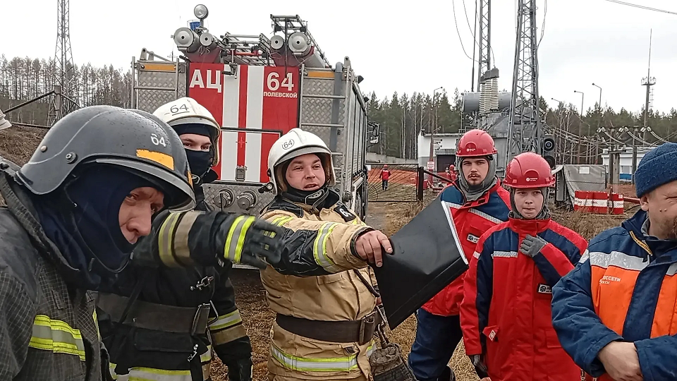 Пожарные и энергетики отработали действия при ЧС на подстанции в Полевском