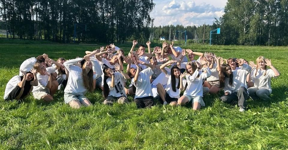 Дети в "Городке Солнца" продолжают строить экодома