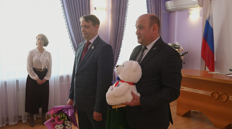 В Полевском торжественно вручили свидетельство о рождении шестой дочери одной семьи