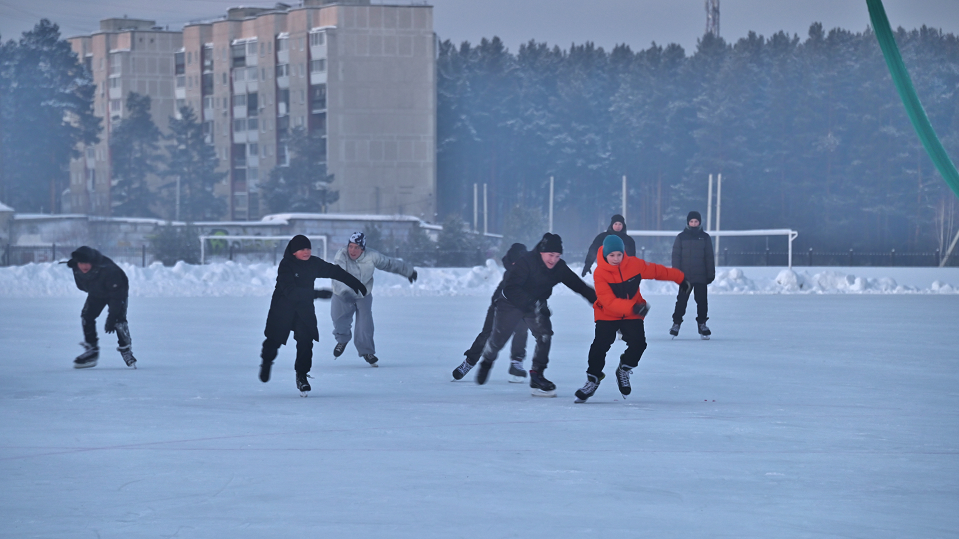 Мороз не помеха! На льду ФСК СТЗ состоялась "Дискотека на коньках"