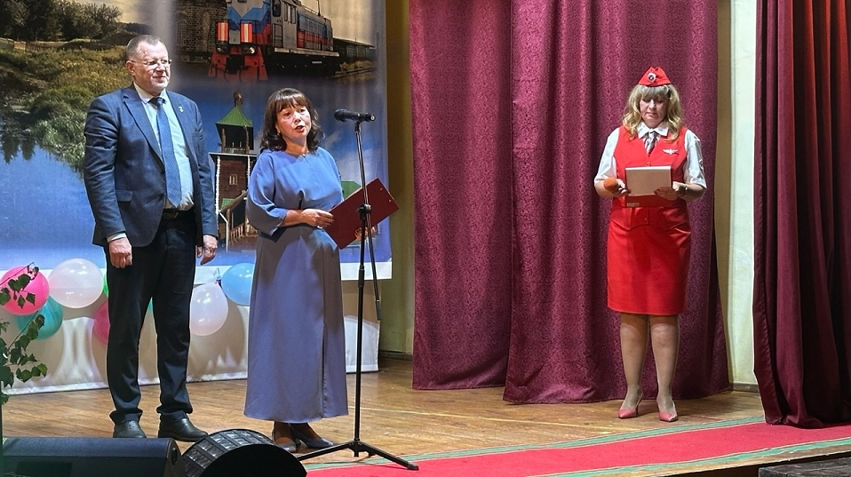 Станционный поселок поздравили с двумя праздниками