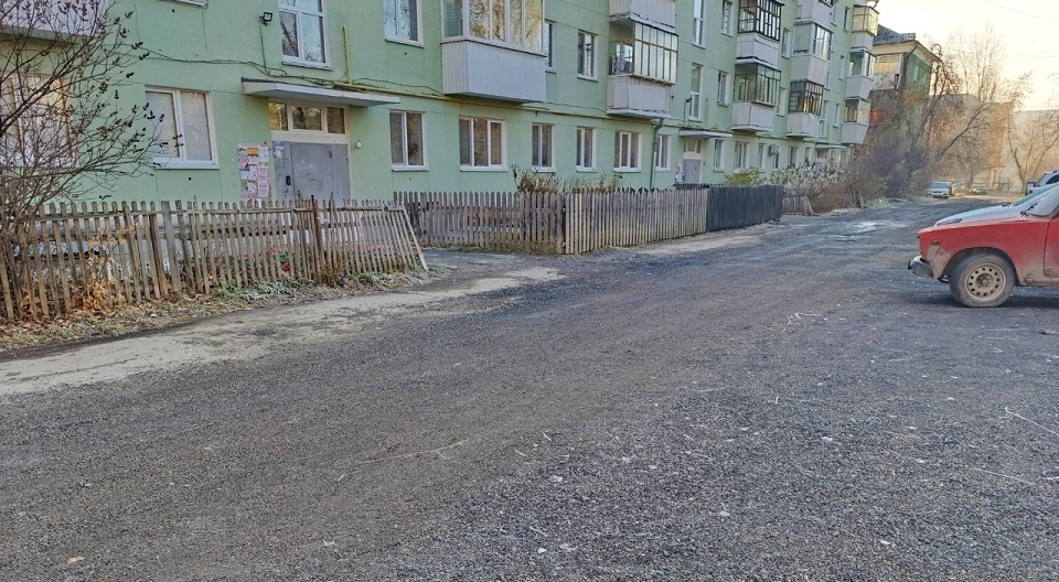 В Черемушках колдобины засыпали щебнем. Ура!