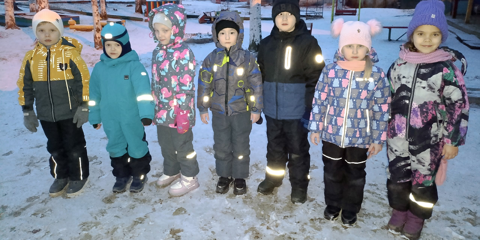 Дети показывают пример другим полевским пешеходам