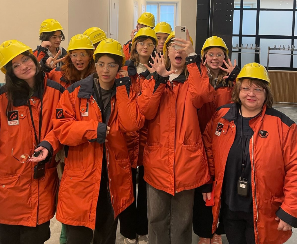 Старшеклассники школы № 14 посетили Северский трубный завод. Для многихучеников эта поездка стала настоящим открытием. В электросталеплавильномцехе ребятам показали настоящую магию – плавку стали и работу машинынепрерывного литья заготовок. Это было зрелище невероятной мощи.В трубопрокатном цехе № 1 специалисты завода подробно рассказали, какиз металлической заготовки рождается идеальная труба. Ребята активно задаваливопросы, а сотрудники завода с удовольствием делились своим опытом и знаниями.Двое ребят признались, что теперь серьёзно задумываются о карьере в сфереметаллургии/ фото предоставлено школой № 14