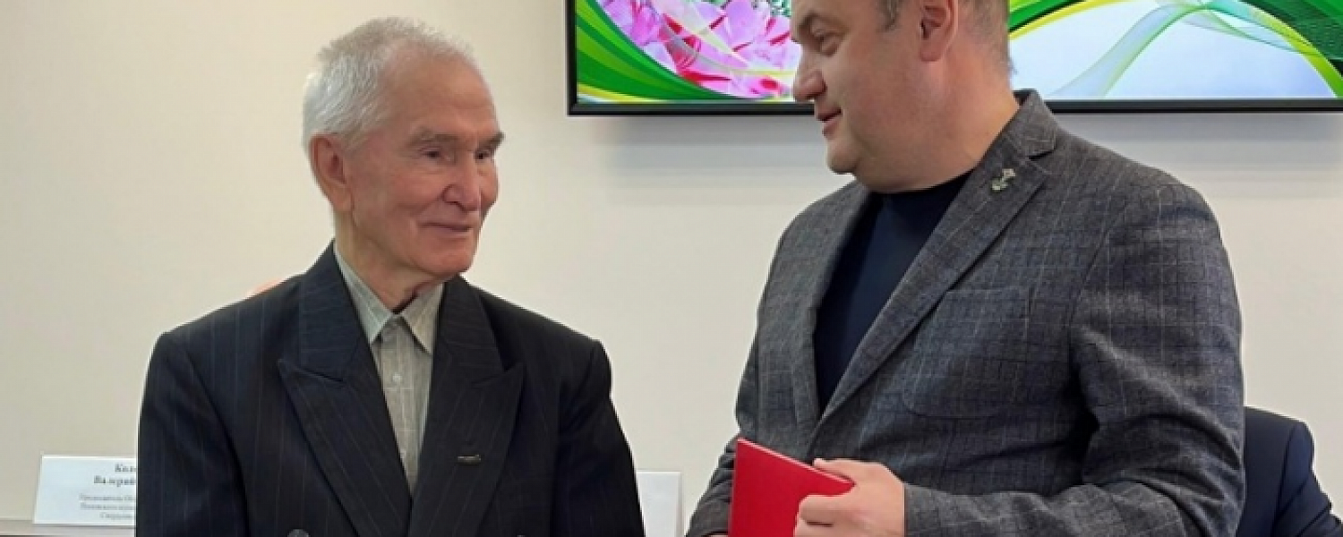 Глава Полевского поздравил заслуженного ветерана и поблагодарил волонтеров