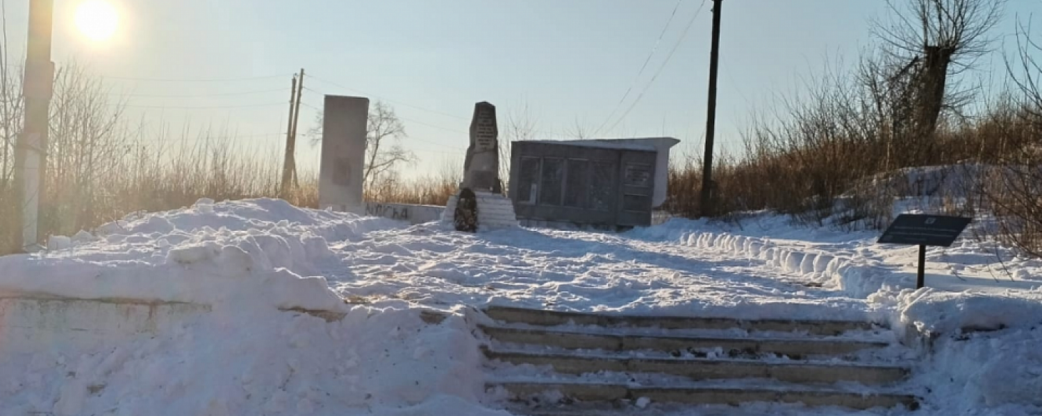 Полевская "Бригада" прибралась у памятника красноармейцам