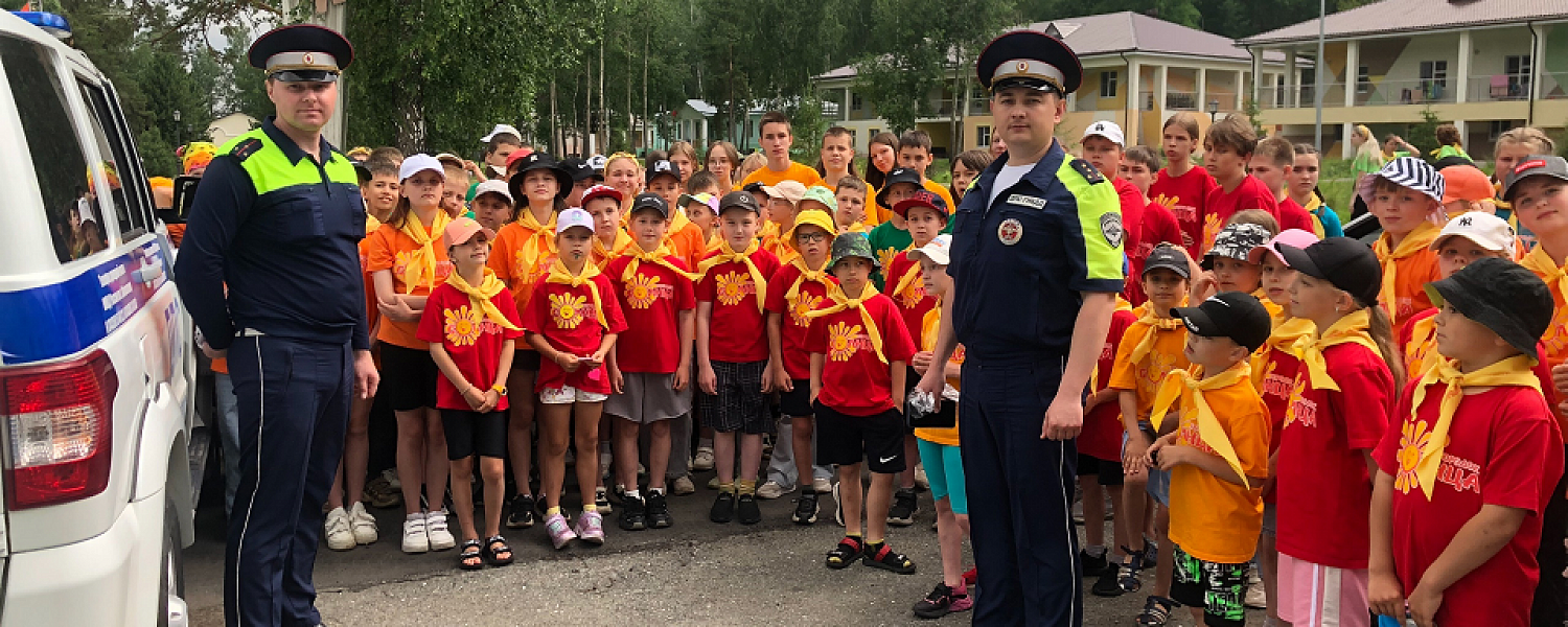 Представители полиции и общественности посетили детский лагерь «Городок Солнца».