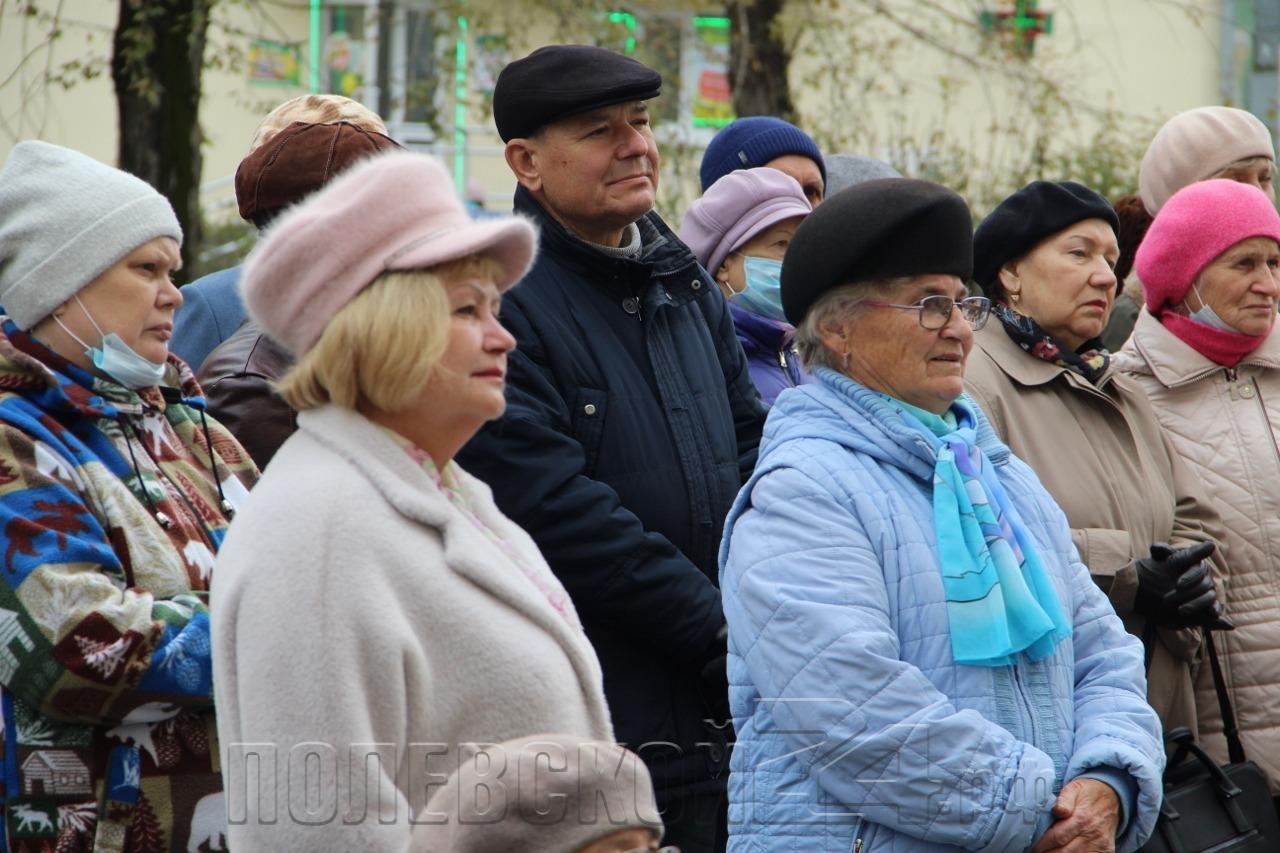 На здании полевской школы №13 открыли мемориальную доску ее директору —  Полевской 24.рф