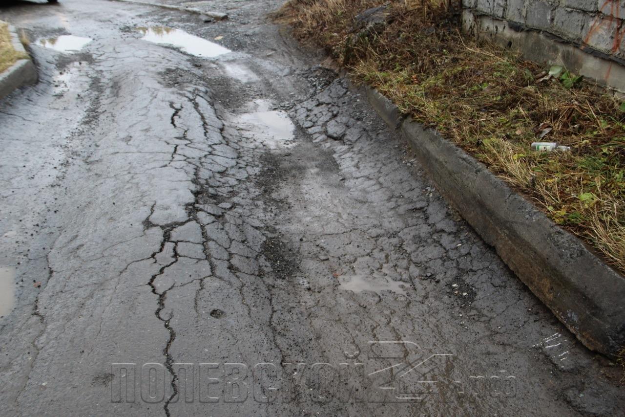 Мусоровоз здесь скоро застрянет. В Сосновом Бору углубляются колдобины —  Полевской 24.рф