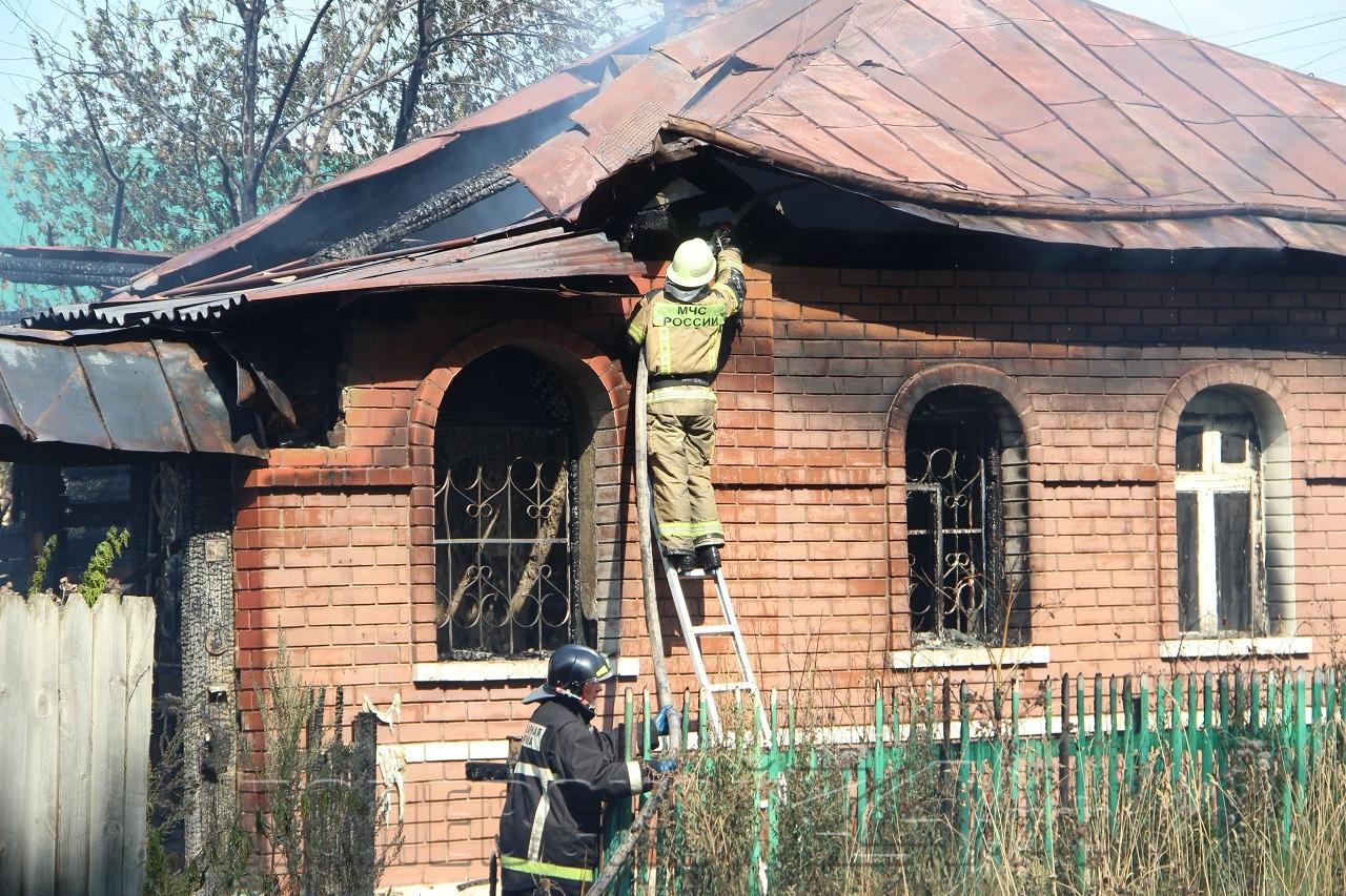 Дотла выгорел кирпичный дом на Степана Разина — Полевской 24.рф