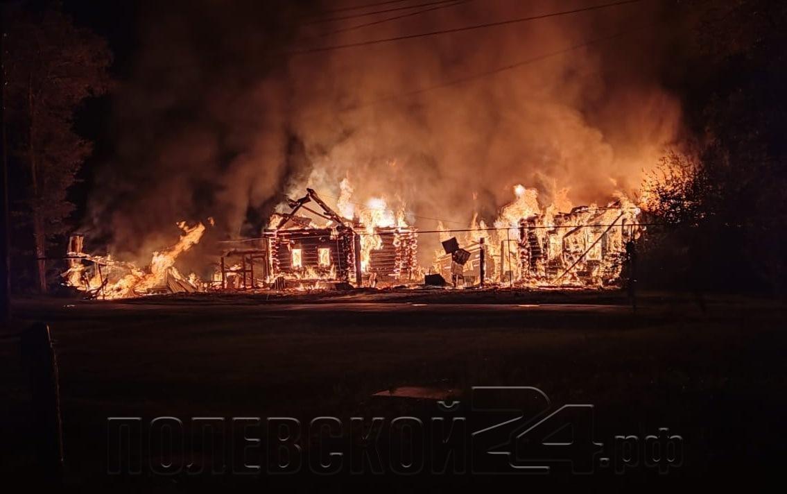 Ни ночи без пожара в Полевском. Сгорели две избы на Урицкого — Полевской  24.рф