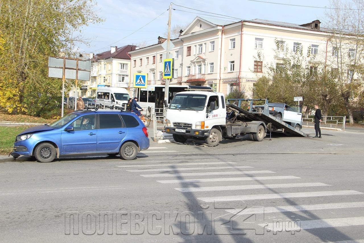 Две машины сильно пострадали на полевском перекрестке — Полевской 24.рф